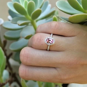 Anillo de compromiso de oro blanco de 18 quilates de espinela rosa cultivada en laboratorio de 1,21 quilates - Imagen 1 de 14