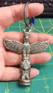Alaska Schlüsselanhänger - Metall zinnfarben Totempfahl ist ca. 4" hoch mit Ring Adler - Bild 1 von 6