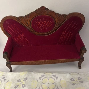 Sofá sofá victoriano miniatura vintage de terciopelo rojo para casa de muñecas 1:12 - Imagen 1 de 9