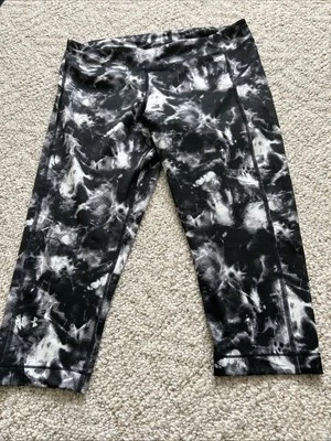 Under ARMOUR   Leggings  SIZE L - Image 1 of 3