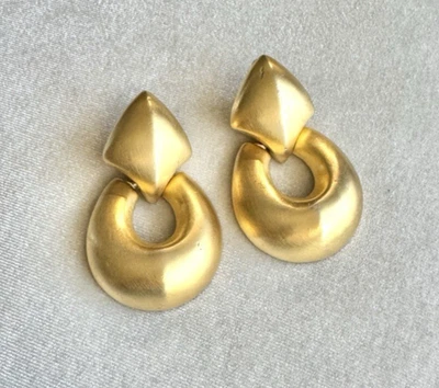 Brincos vintage Givenchy da década de 1980 fosco tom dourado escovado grande porta clipe batente - Imagem 1 de 4