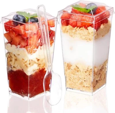 Paquete de 50 mini tazas cuadradas de postre de 3 oz con tapas y cucharas cuadradas altas transparentes... Foto 1 de 3