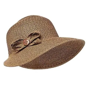 Cappellino a tesa asimmetrica con bottone in cocco - stile passerella - Foto 1 di 6