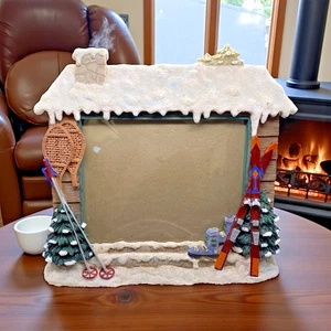 Cornice portafoto cabina invernale rialzata 3D contiene foto 7x9 accogliente tema racchette da neve sci - Foto 1 di 17