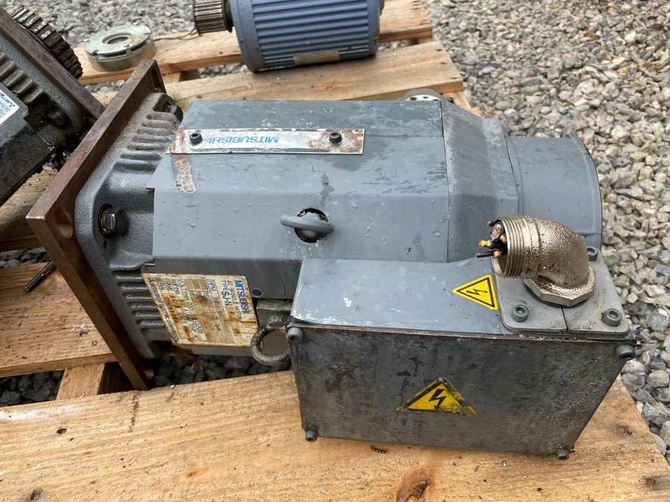 MOTOR HUSILLO MITSUBISHI AC TIPO SJ-N SACADO DE UN TORNO HITACHI SEKI SC05 Foto 1 de 4