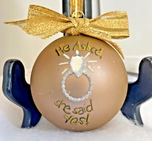 "ER FRAGTE, SIE SAGTE JA!"  3" ORNAMENT MIT SCHLEIFE, HANDBEMALT, VERLOBUNG, GESCHENK - Bild 1 von 3