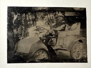 Uomo Bambino Seduto Auto Prop Auto Esterno Vintage Antico Tintype Foto Immagine Fantasma - Foto 1 di 9