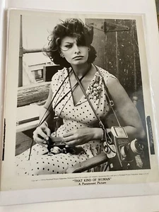 Foto fija de película vintage de 1959 de Sophia Loren en el set de Nueva York That Kind Of Woman - Imagen 1 de 5