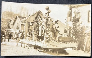 Cartolina fotografica reale RPPC ~ cavallo disegnato inverno carnevale sfilata galleggiante su slitte - Foto 1 di 2