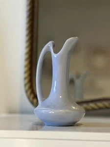 Vintage Niloak Ceramic Periwinkle Blue Tall 7” Pottery Pitcher 1940’s - Imagen 1 de 2