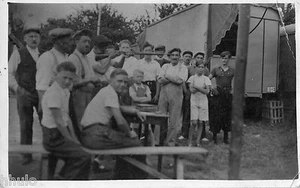 BM283 Fotokarte Vintage Card RPPC Gruppe Schießen Kirmes Gewehr - Bild 1 von 1