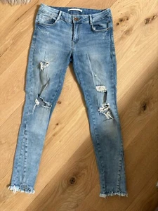 ZARA SKINNY  TRENDY  DISTRESSED LIGHT WASH BLUE JEANS SIZE 6 - Picture 1 of 5