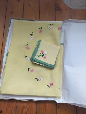 NAPPE A THE RONDE JAUNE NEUVE brodée main  DIAMÈTRE 96 CM, 6 SERVIETTES - Photo 1/4