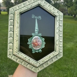 Broche Fragonard Vintage Colgante Enmarcado, Obra de Arte de Hedonismo - Imagen 1 de 9