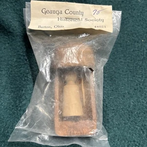Vintage Geauga City Historical Society Holzpuppe Souvenir Spielzeug; Turner Made NH; Neu in Verpackung - Bild 1 von 15
