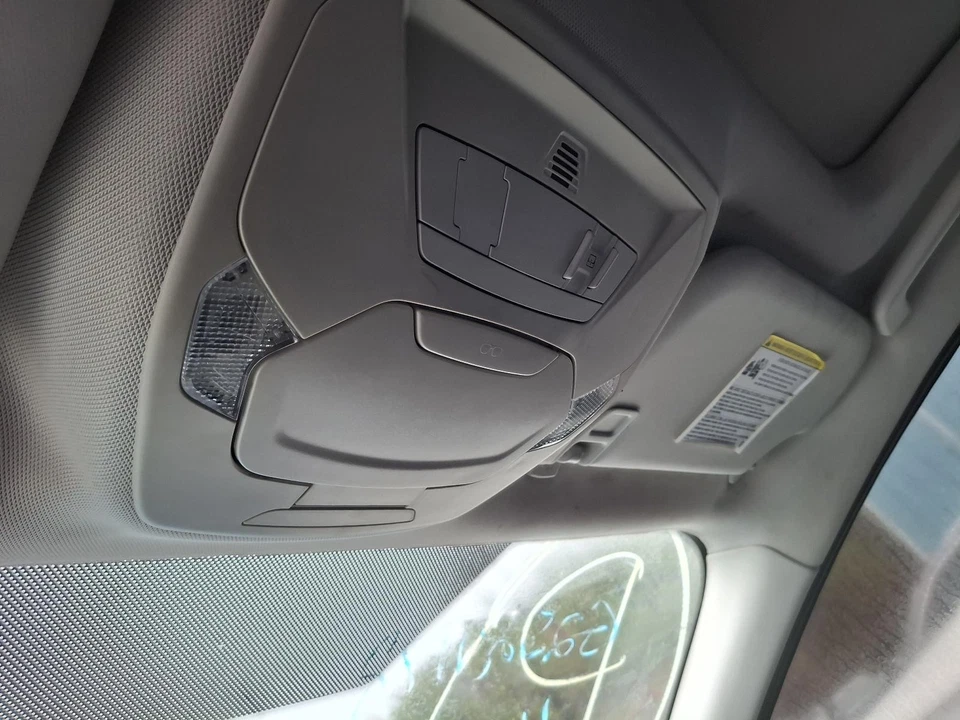 Console central superior dianteiro usado serve: teto Ford Focus 2017 com teto solar dianteiro superior - Imagem 1 de 4