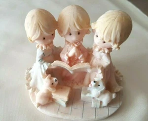 3 junge Mädchen singende Weihnachtslieder zu 2 Welpen Resin Figur gebraucht gut - Bild 1 von 7