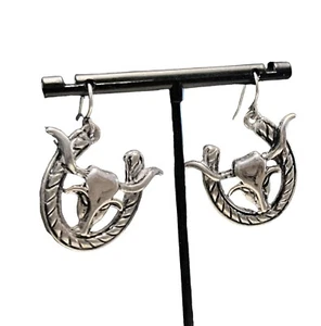 Pendientes colgantes de zapato de caballo y novillo occidental tono plata 1 1/2" de alto  - Imagen 1 de 5