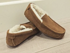 NUEVO PANTUFLAS KOOLABURRA BY UGG MUJER GAMUZA CASTAÑO INDONESIA  - Imagen 1 de 6