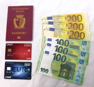 PROPS - 1 DE PASAPORTES DE AVA/900 EUROS EN EFECTIVO/750 EUROS TARJETAS DE LA PELÍCULA "A V A" - Imagen 1 de 2