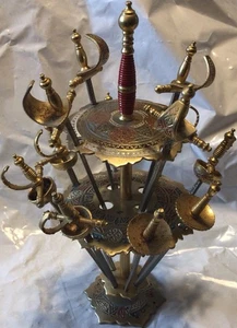 Vintage Atemberaubende 60er Toledo Spanien Cocktail Schwerter und Ständer 12 Plektren Messing Gold - Bild 1 von 9