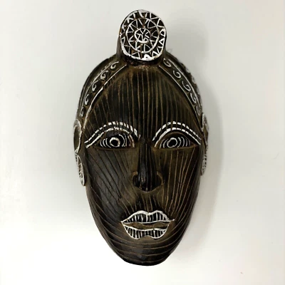 Máscara de madera tallada cara colgante arte marrón oscuro blanco hecho en Indonesia Foto 1 de 4