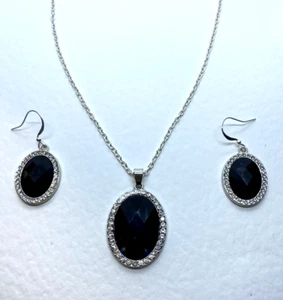 JUEGO DE COLLAR COLGANTE LG NEGRO DE VIDRIO FACETADO Y CRISTAL PLATEADO - Imagen 1 de 9