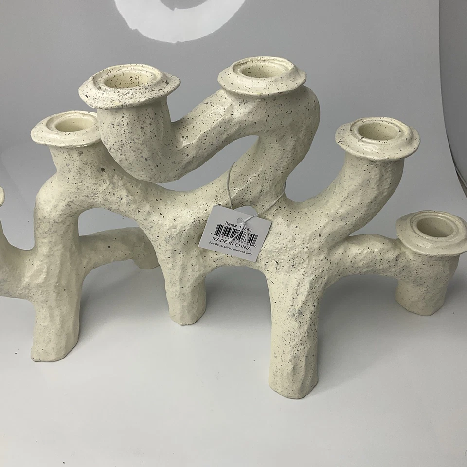 Candelabro abstracto de resina con textura curvilínea, 14" x 6" x 8", crema Foto 1 de 1