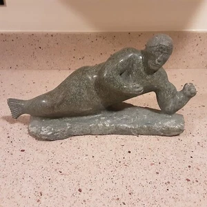 Figura Jacobie Adamie Inuit Tallada Piedra Verde Sirena ~ 12" Largo - Imagen 1 de 19