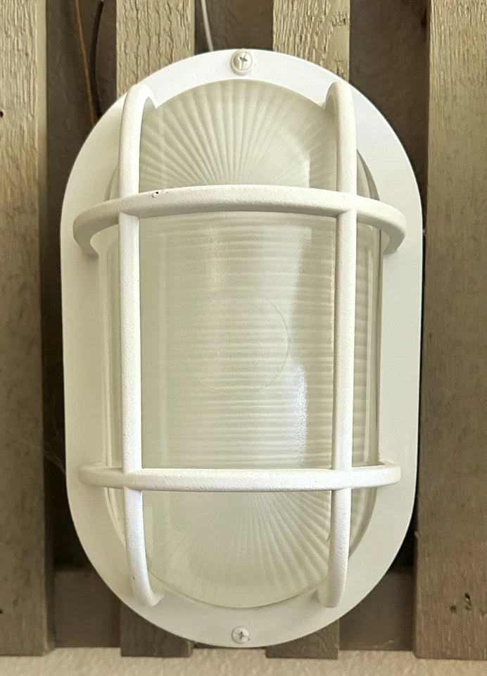 ACCOLADE Z397-04 ANTEPARO BRANCO ALUMÍNIO FUNDIDO LUMINÁRIA EXTERNA EXTERNA - Imagem 1 de 1