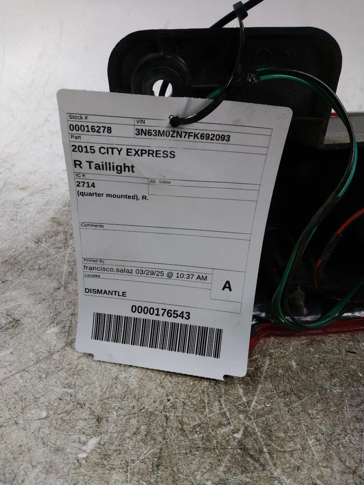 Chevrolet City Express 2015 conjunto de luz trasera derecha - usado, blanco, 111 k millas Foto 1 de 4