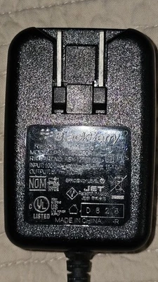 Cargador de viaje de pared genuino BlackBerry Micro-USB modelo PSM04R-050CHW1 (M) Foto 1 de 3