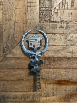 Cadillac Deville 1994-1996 capó adorno emblema cresta corona cromo libre de servicio Foto 1 de 2