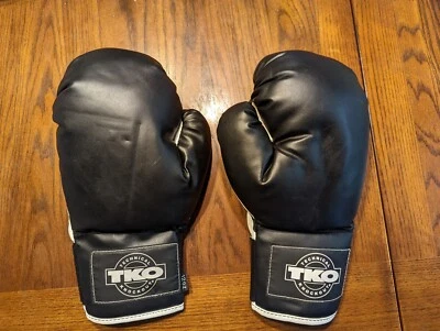 Б/у универсальные черно-белые боксерские перчатки TKO Technical Knockout 12 унций - Изображение 1 из 4