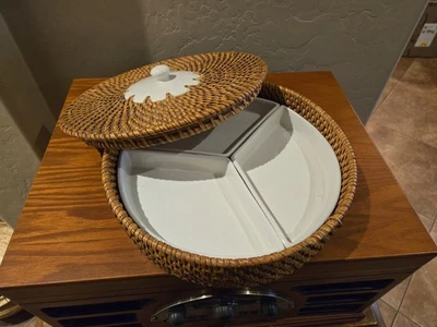 Soporte redondo de ratán y tapa con 3 platos de cerámica para servir Foto 1 de 4