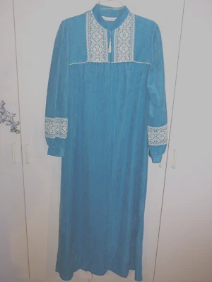 ROMANTIC IMPRESIONS DAMAS LARGA CREMALLERA AZUL TERCIOPELO BATA CON ENCAJE BLANCO-L-NUEVO SIN ETIQUETAS-BONITO Foto 1 de 3