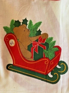 Cranston Weihnachtsschlitten mit Teddybär und Paket Stoffbahn zuschneiden & nähen - Bild 1 von 5