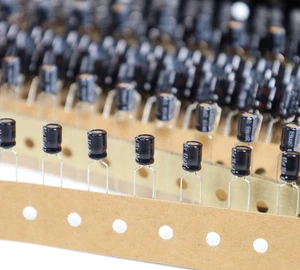 2000 Stück Panasonic 47μF 16V Radial Elektrolyt Kondensator 5x7mm ECE-A1CKA470B - Bild 1 von 2