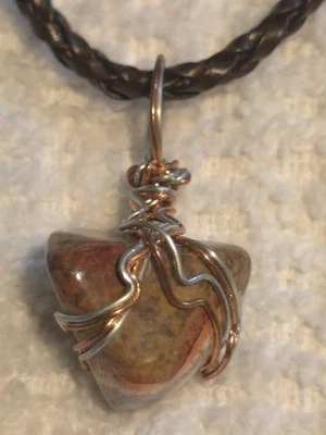 Cuadro colgante de jaspe en un collar de cuero marrón Foto 1 de 2
