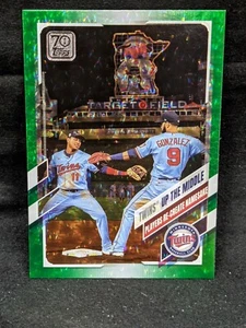 2021 Topps Series 2 #553 Parallel Twins Up The Middle GREEN 299/499 - Picture 1 of 2