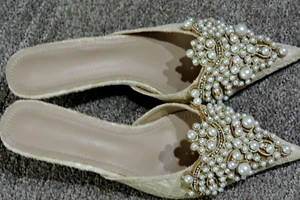 UNBRANDED BEIGE LACE POINTED EMBELLISHED TOE SLIDE KITTEN HEEL SZ 9/40 - Picture 1 of 4