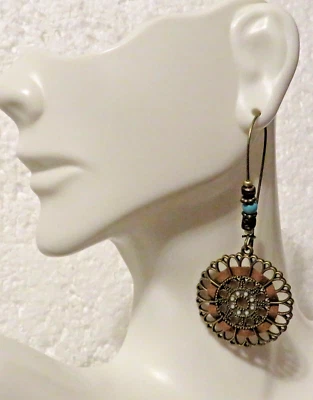 Intricate Flower Dangle 白色车轮和皮革系带中心 2 英寸肾耳线 — 第 1/3 张图片