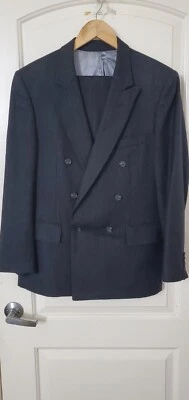 Traje gris oscuro con rayas rojas y azules doble pecho 38S 31X27 pantalones precio de venta sugerido por el fabricante 1200 USD Foto 1 de 4