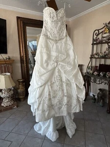 Maggie Sottero Mona Lisa Wedding Gown Size8/ 10 Adjustable Strings! - Picture 1 of 14