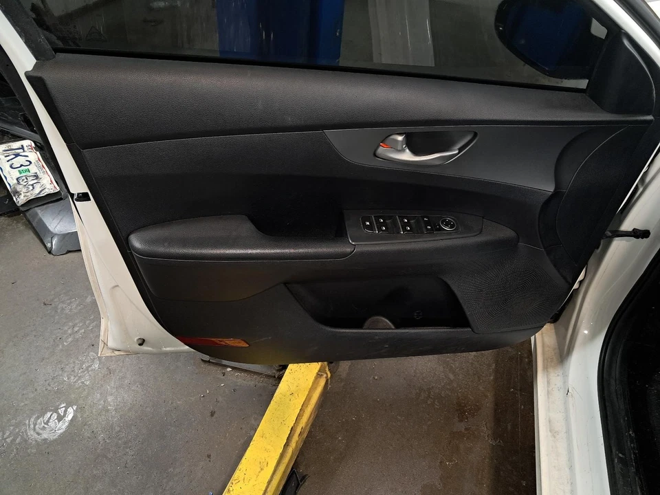 Used Front Left Door Interior Trim Panel fits: 2019 Kia Forte  Grade A - Imagem 1 de 4