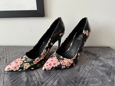 Salto Carlos by Carlos Santana Preto/FLORAL Tamanho 9.5 - Imagem 1 de 4