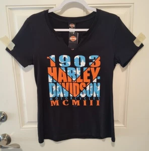 Harley Davidson T Shirt 1903 MCMIII ***NWT*** Women's M Quantico VA V-Neck - Afbeelding 1 van 6