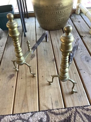 Troncos de fuego vintage de latón y hierro fundido estilo federal Andirons Foto 1 de 2