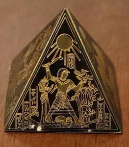 Interesting Little Plastic Souvenir Pyramid – Filled with Sand – GDC – UNIQUE - Picture 1 of 6