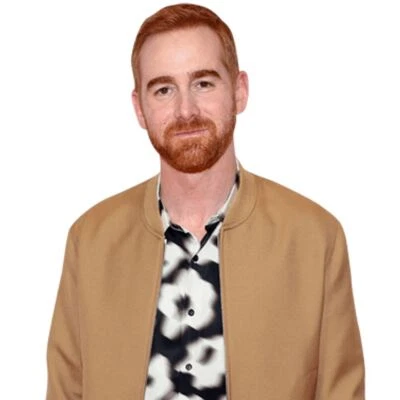 Andrew Santino (Beige) Medio cuerpo Buddy Cutout - Imagen 1 de 4
